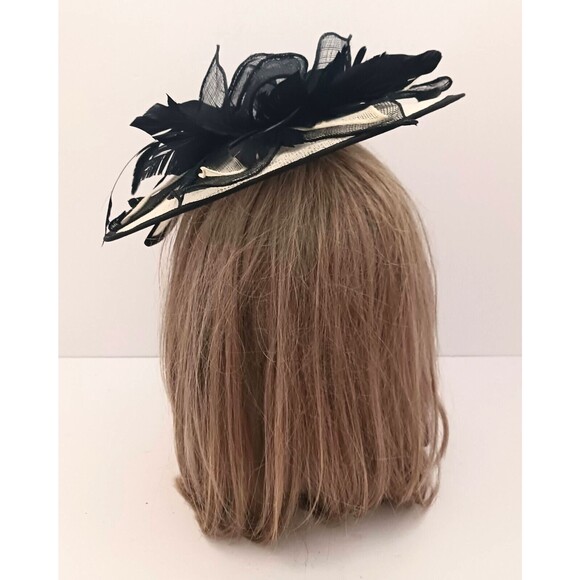 New Fascinator Clip On Hat Woven Straw Ivory/Blk Bow w Feathers O/S - Picture 4 of 8